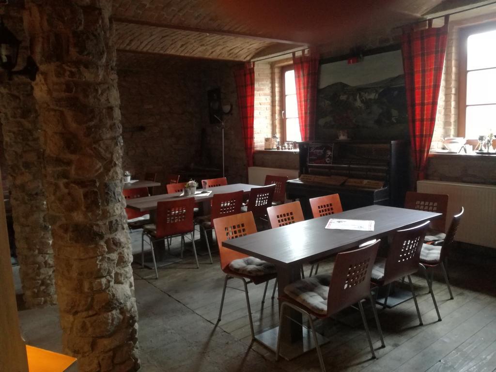 Restaurace A Penzion U Lva Karlštejn Εξωτερικό φωτογραφία